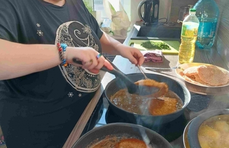 Przepis na samodzielność. Absolwenci SOSW gotująw ramach programu Rehabilitacja 25 plus FOTO