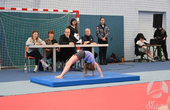 Młodzi gimnastycy w akcji Szkolne Mistrzostwa Gminy Sława pełne emocji