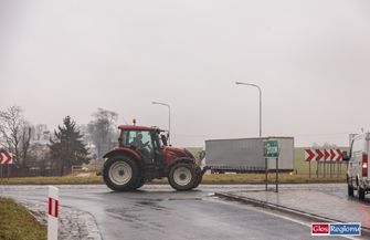 Rolnicy blokują drogi w proteście. Przez Wschowęprzejechały kolumny ciągników VIDEO