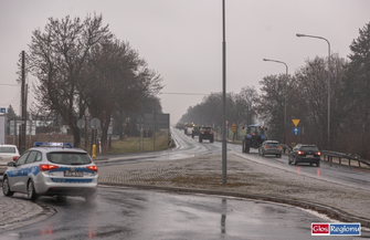 Rolnicy blokują drogi w proteście. Przez Wschowęprzejechały kolumny ciągników VIDEO