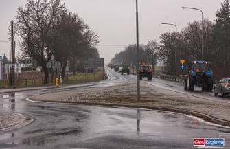 Rolnicy blokują drogi w proteście. Przez Wschowęprzejechały kolumny ciągników VIDEO