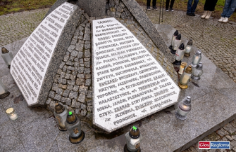 Uczniowie uczcili pamięć ofiar zbrodni w Parośli. Agnieszka Mała Nie bójmy się rozmawiaćz młodymi ludźmi o historii