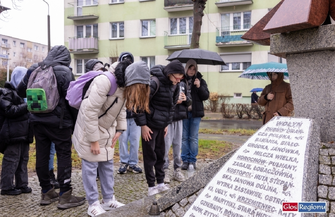Uczniowie uczcili pamięć ofiar zbrodni w Parośli. Agnieszka Mała Nie bójmy się rozmawiaćz młodymi ludźmi o historii