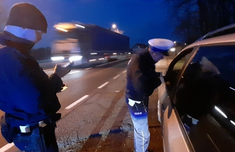 Surowe konsekwencje brawurowej jazdy. Młody kierowca będzie musiałzapłacić2500 zł mandatu