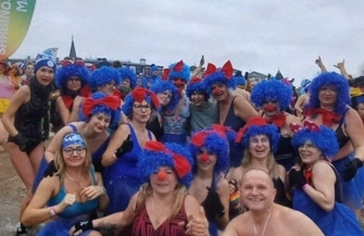 Wschowskie morsy i foczki na międzynarodowym zlocie w Mielnie Ponad 8500 uczestników brnęło przez zimne fale