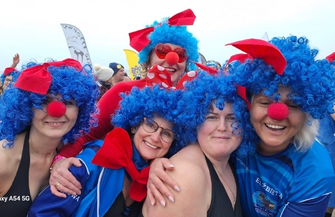 Wschowskie morsy i foczki na międzynarodowym zlocie w Mielnie Ponad 8500 uczestników brnęło przez zimne fale