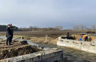 Budowa mostku nad Rowem Krzyckim wznowiona. Starosta Bielawski Intensywne prace już tutaj trwają