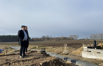 Budowa mostku nad Rowem Krzyckim wznowiona. Starosta Bielawski Intensywne prace już tutaj trwają