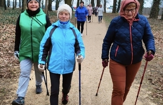 W oczekiwaniu na wiosnęspacerująz kijkami. Na nordic walking w Parku Wolsztyńskim zaprasza Aktywna Wschowa