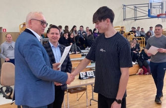 I Zespół Szkół im. Stanisława Staszica triumfuje w powiatowym turnieju koszykówki