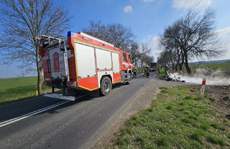 Pożar samochodu między Sławą a Starym Strączem. Kierowca bezpieczny auto zniszczone