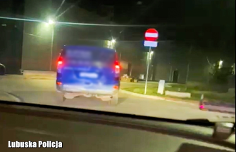 Pościg we Wschowie. Zatrzymano 28-latka za kierownicą Mercedesa VIDEO