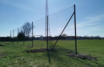 Na boisku w Szlichtyngowie zamontowano piłkochwyt