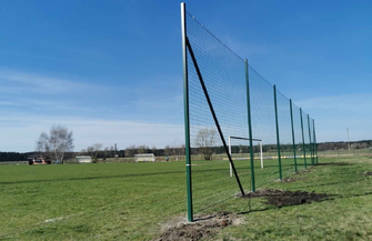 Na boisku w Szlichtyngowie zamontowano piłkochwyt