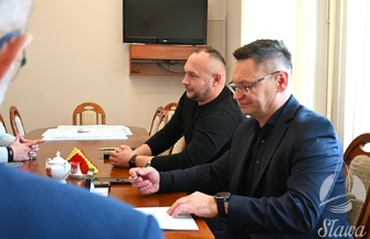 Przebudowa Stadionu Miejskiego w Sławie ma zakończyćsię za 17 miesięcy. Burmistrz właśnie podpisał umowę