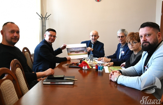 Przebudowa Stadionu Miejskiego w Sławie ma zakończyćsię za 17 miesięcy. Burmistrz właśnie podpisał umowę