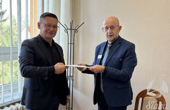 Przebudowa Stadionu Miejskiego w Sławie ma zakończyćsię za 17 miesięcy. Burmistrz właśnie podpisał umowę