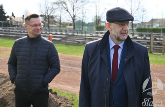 Ciężki sprzęt wjechał na murawę. W Sławie rozpoczęto budowęnowego Stadionu Miejskiego