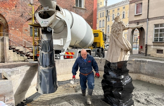 Trwa renowacja fontanny. Aktualnie prace koncentrująsięna niecce