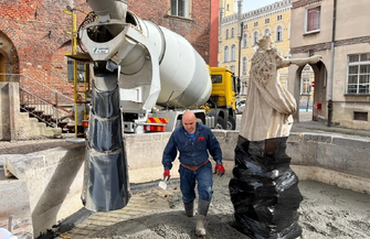 Trwa renowacja fontanny. Aktualnie prace koncentrująsięna niecce