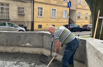 Trwa renowacja fontanny. Aktualnie prace koncentrująsięna niecce