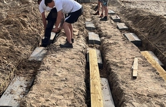 Na zespół pomostów w Lginiu wjadąwózki. Trwa budowa ciągu pieszego