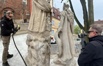 Trwa laserowe czyszczenie figury z fontanny na skrzyżowaniu ulic Rzeźnickiej i Łaziennej