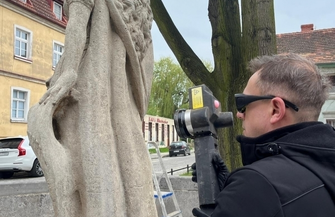 Trwa laserowe czyszczenie figury z fontanny na skrzyżowaniu ulic Rzeźnickiej i Łaziennej