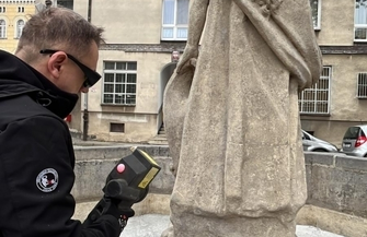 Trwa laserowe czyszczenie figury z fontanny na skrzyżowaniu ulic Rzeźnickiej i Łaziennej