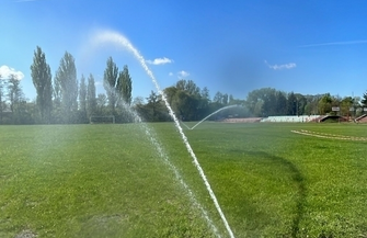 Zmiany na Stadionie Miejskim we Wschowie. Murawępo renowacji nawadnia kilkanaście zraszaczy