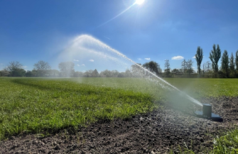 Zmiany na Stadionie Miejskim we Wschowie. Murawępo renowacji nawadnia kilkanaście zraszaczy