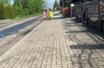 W Przyczynie Dolnej układają ostatnie metry nowego chodnika FOTO
