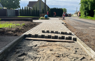 W Przyczynie Dolnej układają ostatnie metry nowego chodnika FOTO