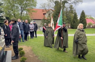 Stare Drzewce Na grobach Janiny Staszak i Bogny Kostki umieszczono krzyże harcerskie