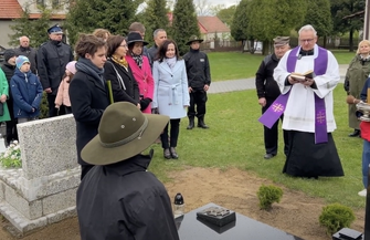 Stare Drzewce Na grobach Janiny Staszak i Bogny Kostki umieszczono krzyże harcerskie