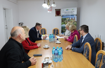 Nowe boisko w Starych Drzewcach i remont dachu kościoła w Zamysłowie. Umowy jużpodpisane