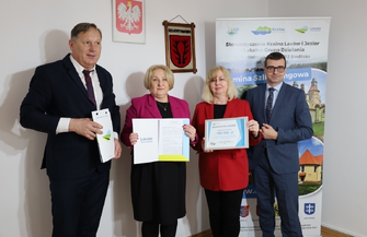 Nowe boisko w Starych Drzewcach i remont dachu kościoła w Zamysłowie. Umowy jużpodpisane