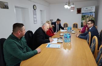 Nowe boisko w Starych Drzewcach i remont dachu kościoła w Zamysłowie. Umowy jużpodpisane