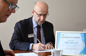 Umowa podpisana 100 tys. zł dofinansowania na miniboisko wielofunkcyjne w Sławie