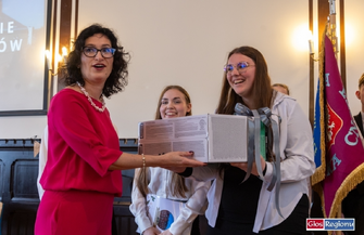 Świadectwa rozdane matury przed nimi. Uczniowie I LO we Wschowie żegnali szkolne mury FOTO