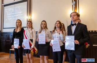 Świadectwa rozdane matury przed nimi. Uczniowie I LO we Wschowie żegnali szkolne mury FOTO