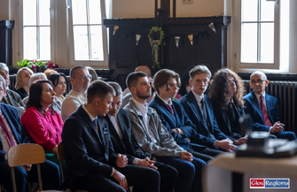 Świadectwa rozdane matury przed nimi. Uczniowie I LO we Wschowie żegnali szkolne mury FOTO