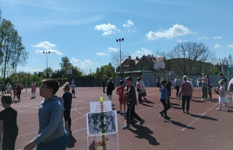 Na przerwach grali w gumę zośkę i kapsle. Tak piątek spędzili uczniowie Jedynki FOTO