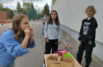 Na przerwach grali w gumę zośkę i kapsle. Tak piątek spędzili uczniowie Jedynki FOTO