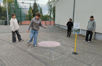 Na przerwach grali w gumę zośkę i kapsle. Tak piątek spędzili uczniowie Jedynki FOTO