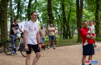 Bieg patriotyczny w Parku Wolsztyńskim. Uczestnicy w barwach narodowych uczcili Dzień Flagi