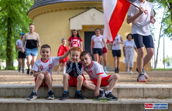 Bieg patriotyczny w Parku Wolsztyńskim. Uczestnicy w barwach narodowych uczcili Dzień Flagi