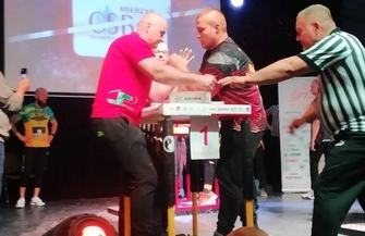 Reprezentant Sławy na Mistrzostwach Polski w Siłowaniu na Rękę. Jak poradził sobie Mateusz Biernat