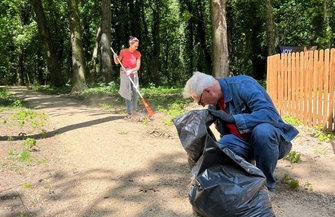 Wschowscy uczniowie i urzędnicy posprzątali miasto