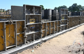 Modernizacja stadionu w Sławie nabiera tempa. Właśnie wylano beton pod fundamenty